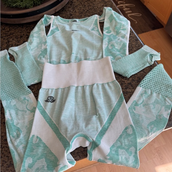 Body Engineers Athena Camo Blue and White Activewear Set XS and Small - Picture 3 of 6